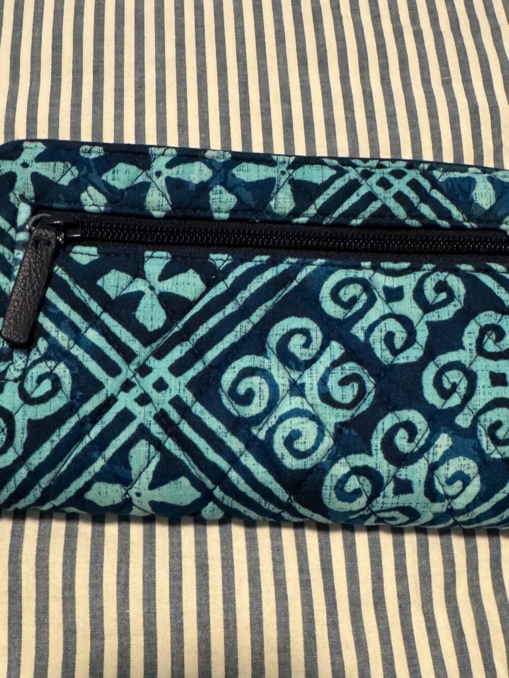 Vera Bradley Large Turnlock Euro Wallet in blue batik! - Picture 2 of 5